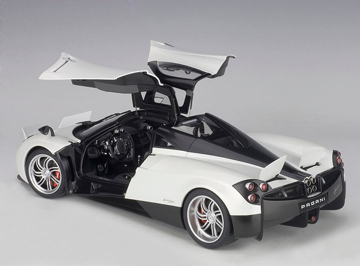 12231 PAGANI HUAYRA (WHITE/CHROME WHEELS)