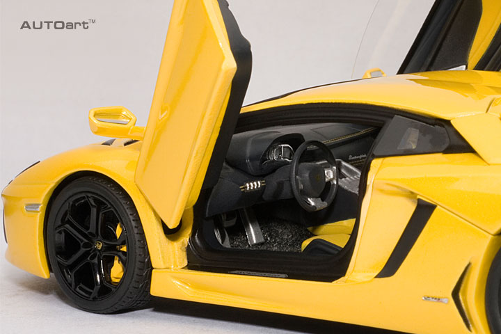 54648 1/43 LAMBORGHINI AVENTADOR LP700-4 (GIALLO ORION/METALLIC YELLOW)