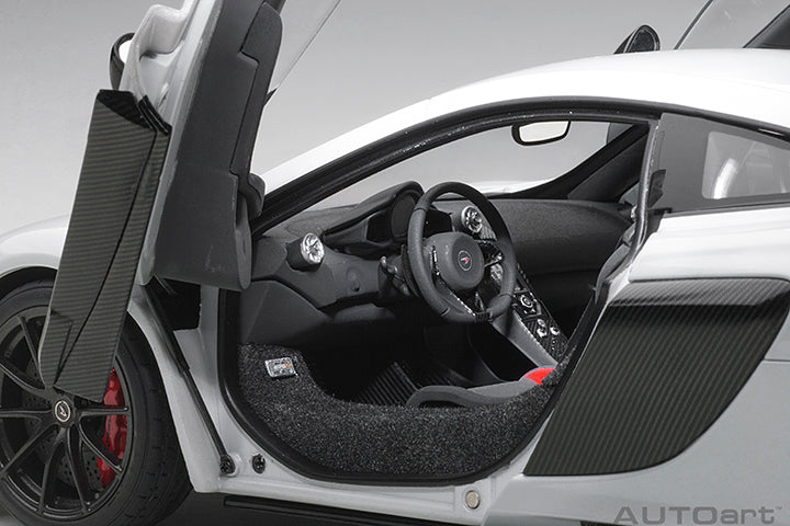 76046 McLAREN 675LT (SILICA WHITE)