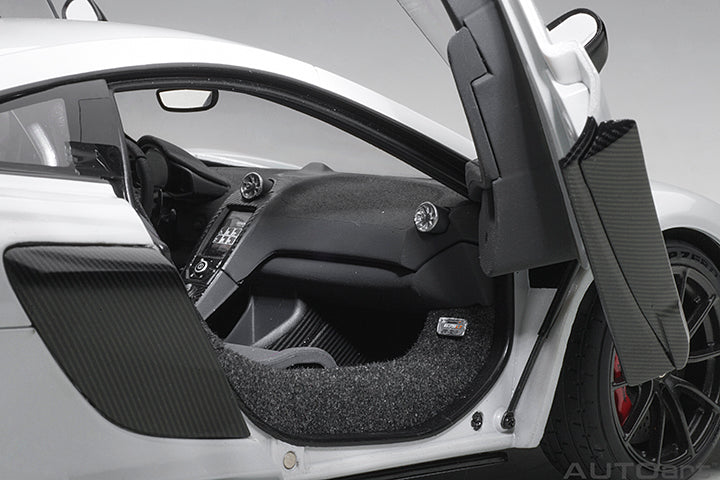76046 McLAREN 675LT (SILICA WHITE)