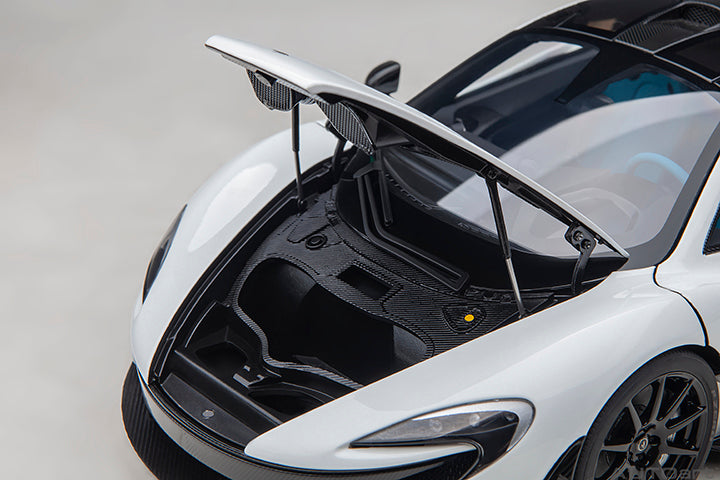 76066 McLAREN P1 (ALASKAN DIAMOND WHITE W/ BLUE/BLACK INTERIOR)