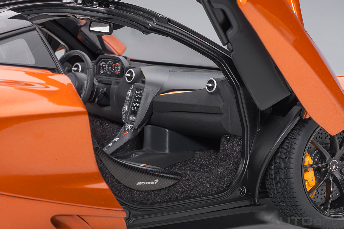 76074 McLAREN 720S (AZORES/METALLIC ORANGE)