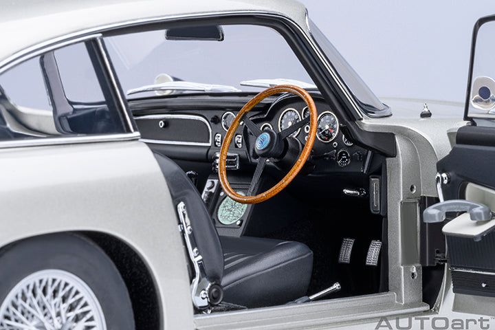 70296 ASTON MARTIN DB5 "007 GOLDFINGER" (W/ WEAPONS)(BIRCH SILVER)