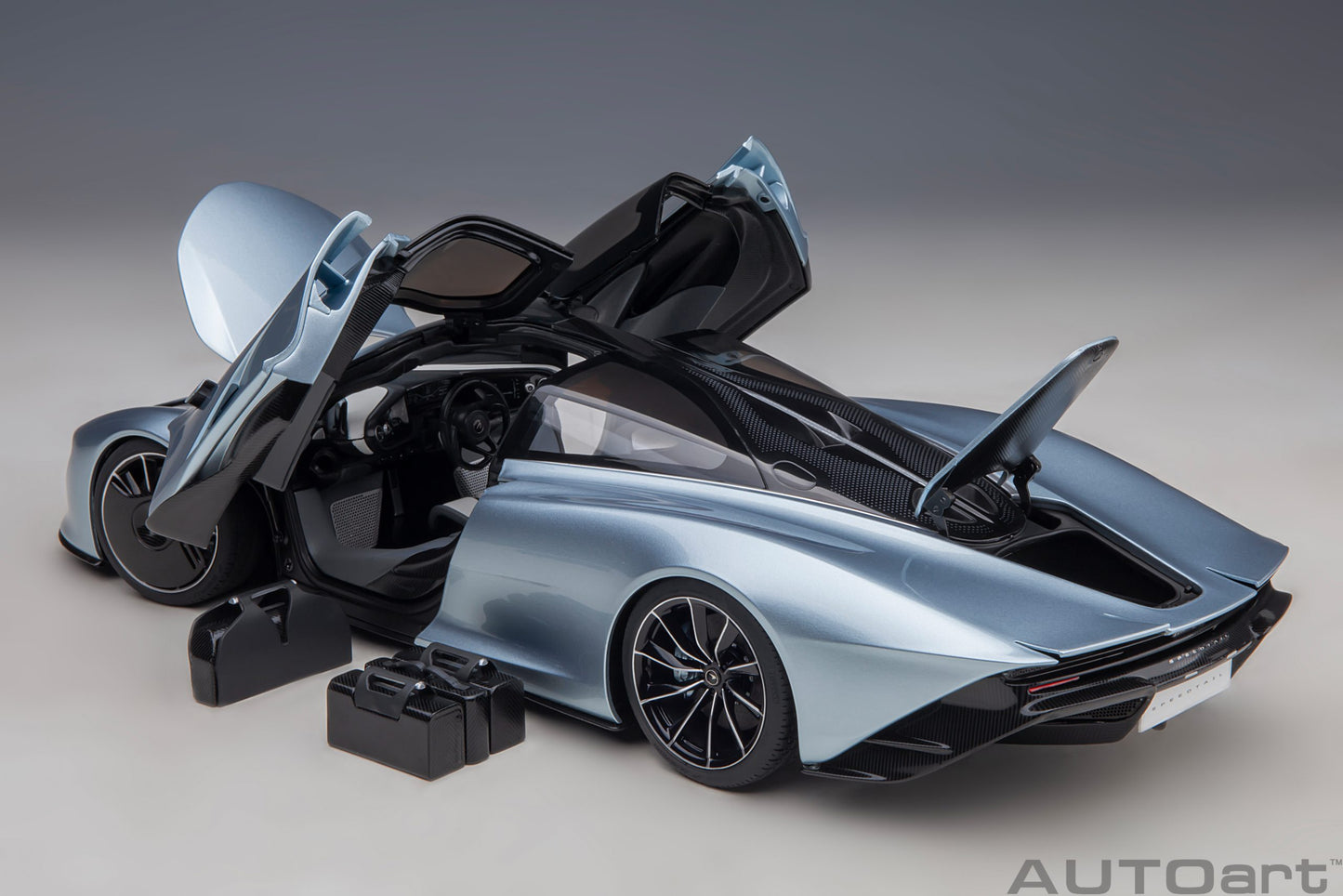 76086 1/18 McLaren Speedtail (FROZEN BLUE)