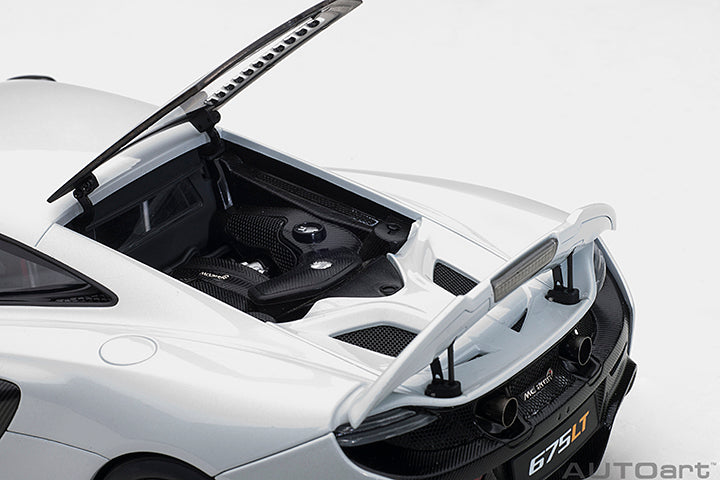 76046  McLAREN 675LT (SILICA WHITE)